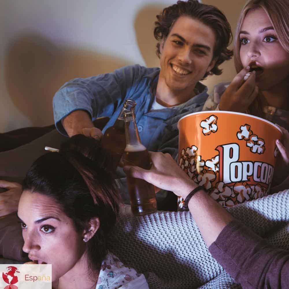 grupo de jovenes mirando una pelicula