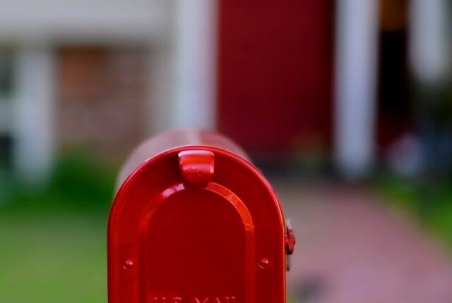 Buzón de correos con cartas y sobres